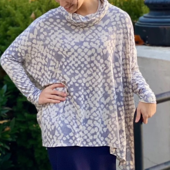 Oddy Batwing Turtleneck Top - Picture 3 of 7